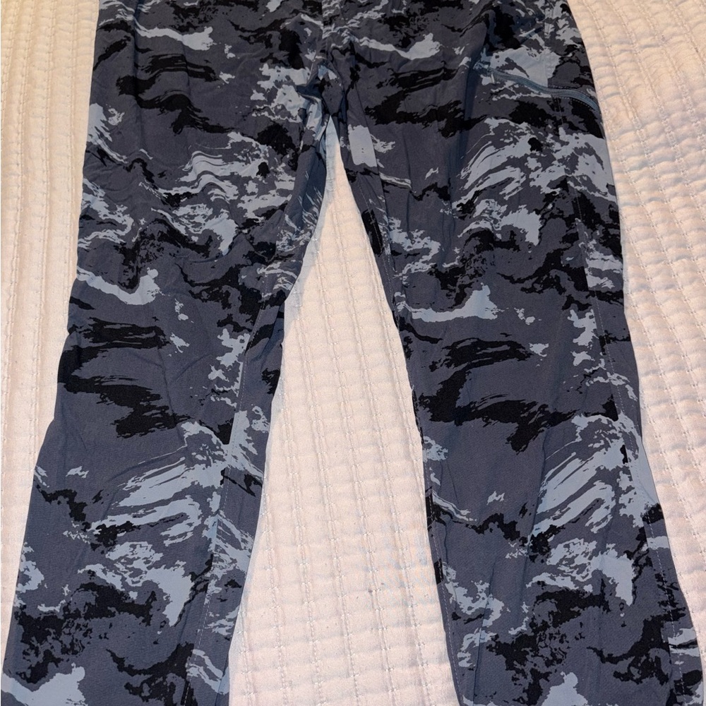 Women’s size large Mountain Hardwear cargo style pants